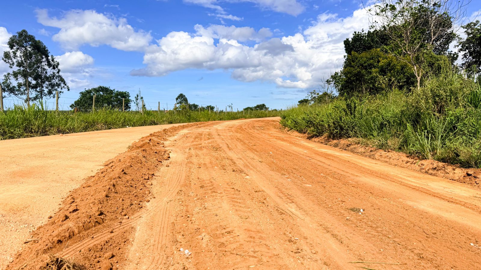 Prefeitura segue com patrolamento e cascalhamento de vias vicinais na zona rural de Itabela