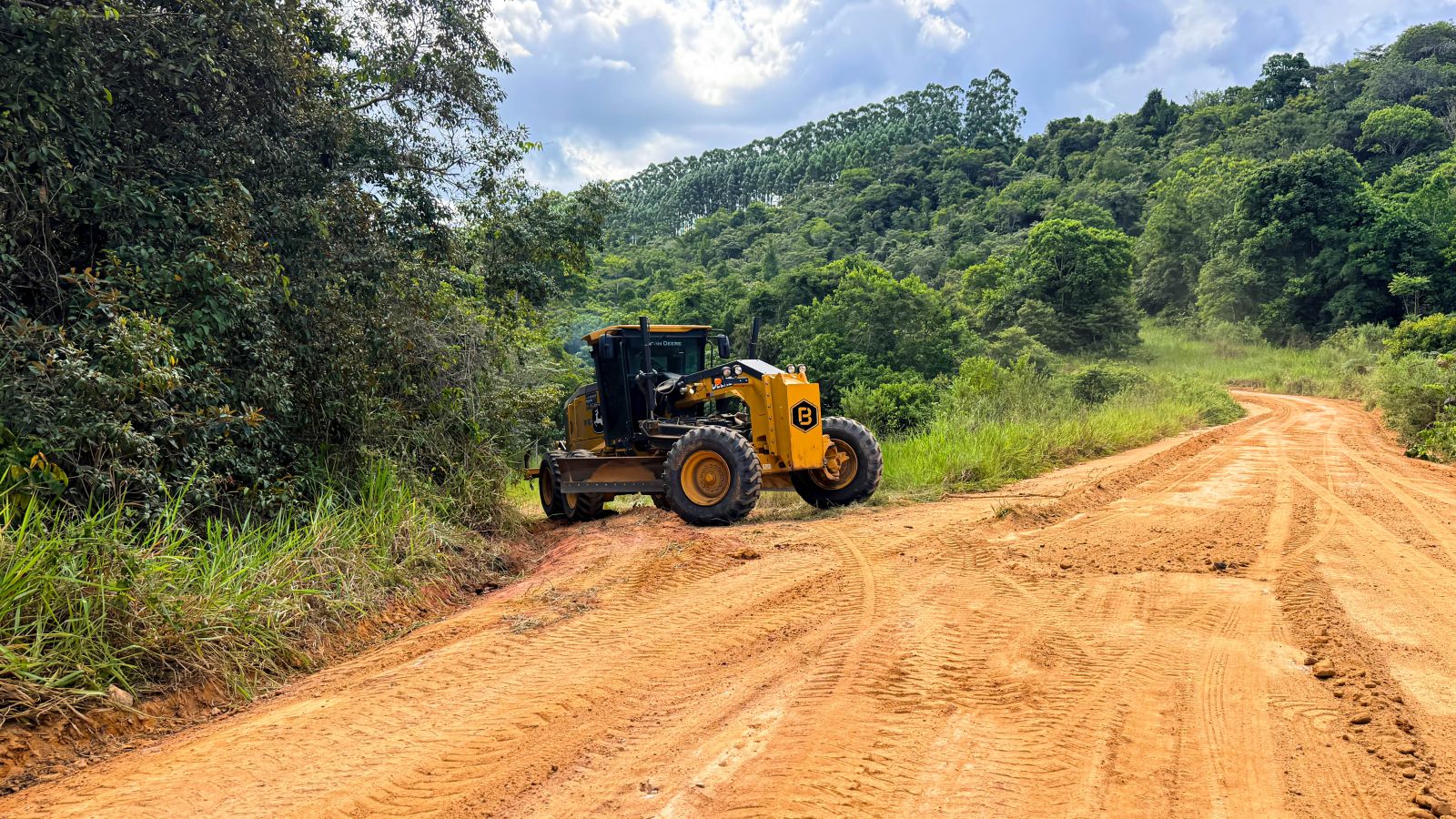 Prefeitura segue com patrolamento e cascalhamento de vias vicinais na zona rural de Itabela