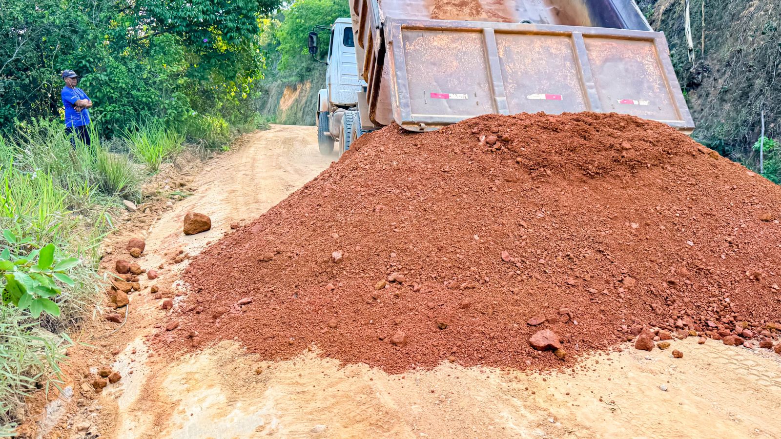 Prefeitura segue com patrolamento e cascalhamento de vias vicinais na zona rural de Itabela
