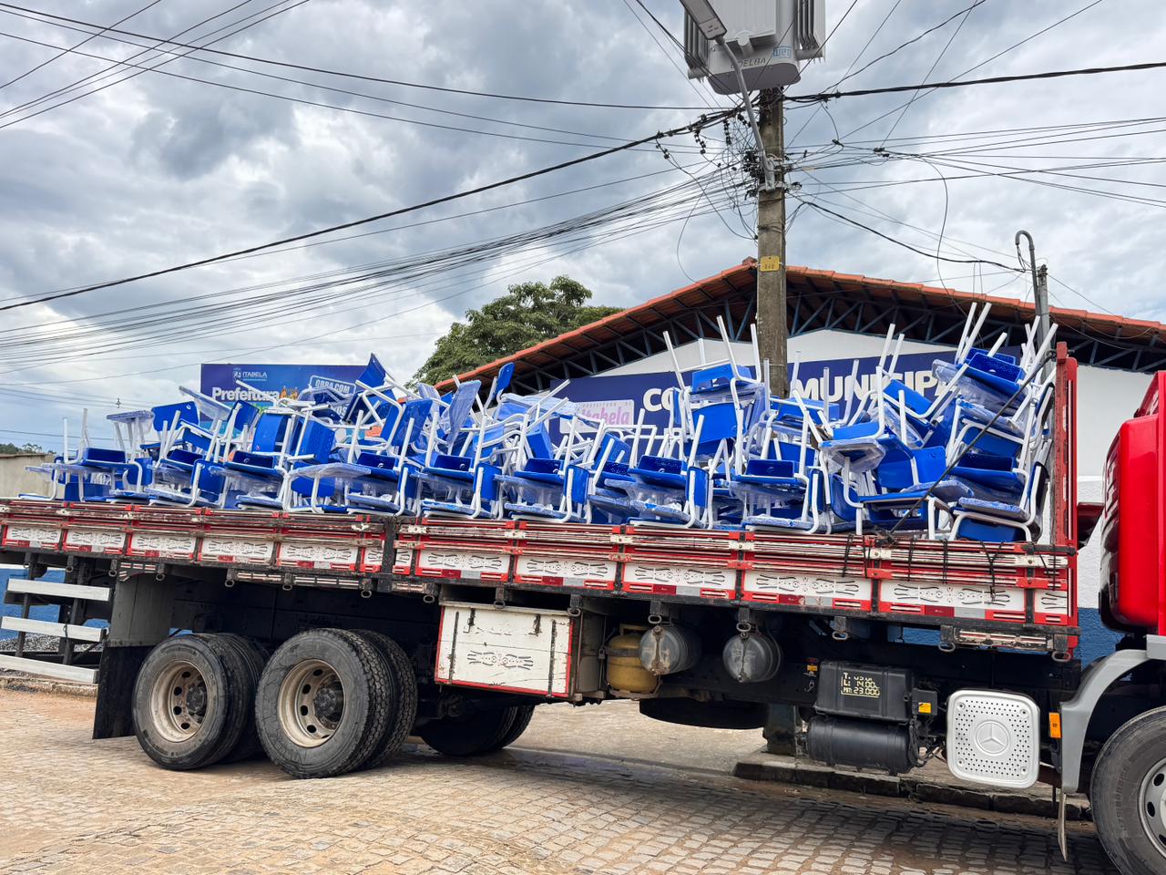 Prefeitura de Itabela entrega novas carteiras escolares e refor�a melhorias na rede municipal de ensino